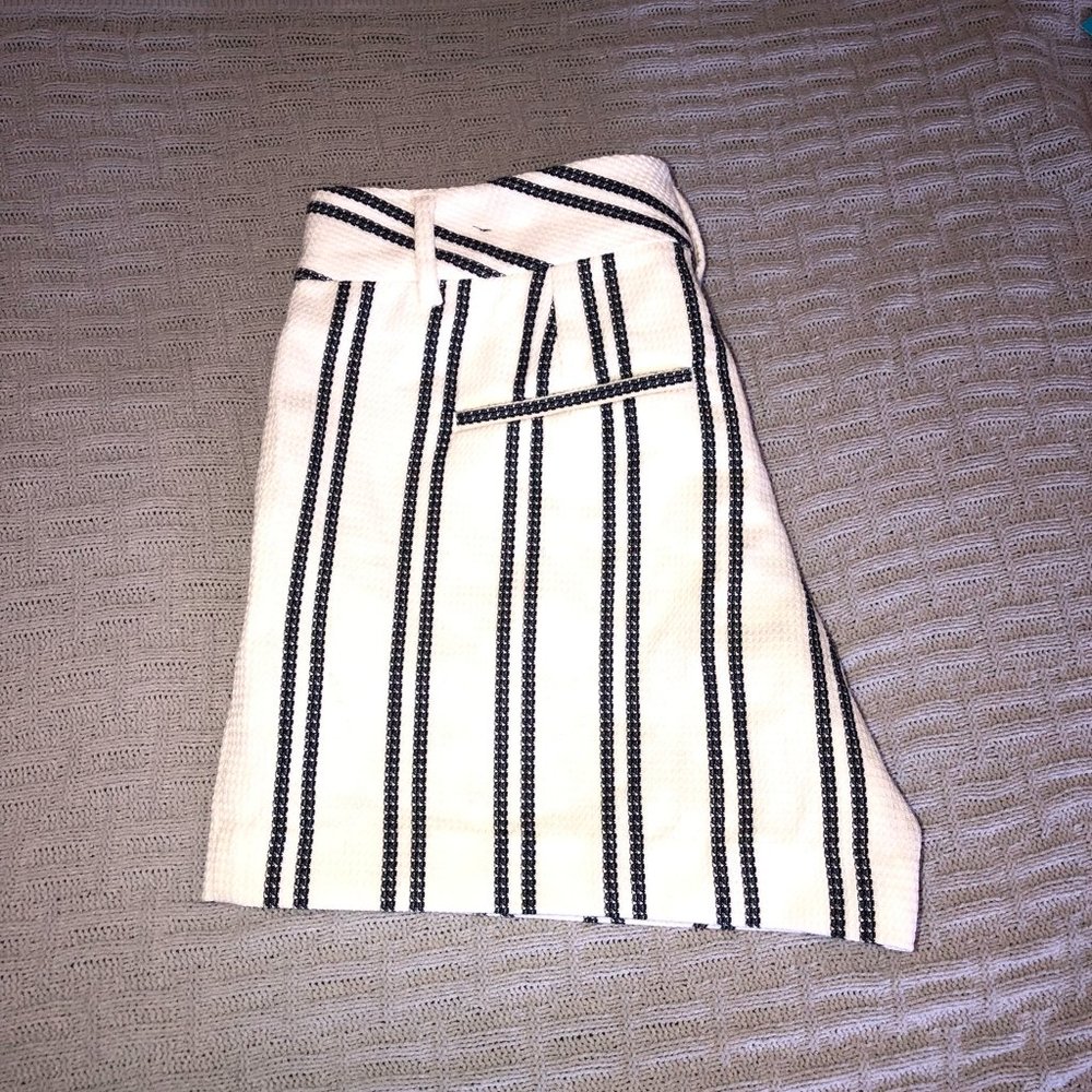 Ann Taylor Factory Signature Shorts White and Navy Stripes Size 4 - Picture 7 of 8